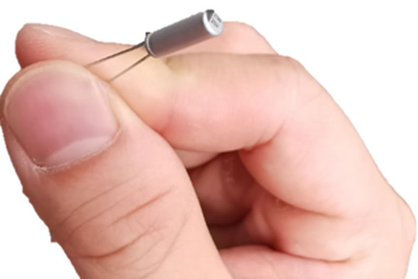 Ultra small electrolytic capacitor with low leakage current provides energy storage for digital detonator